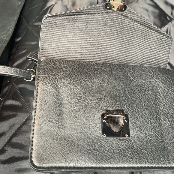 Simply Chic Shoulder Bag - Picture 5 of 5